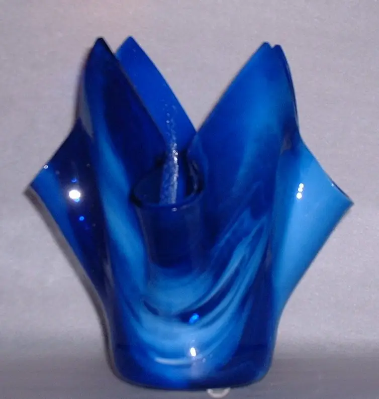 8bluwhitswrl vase
